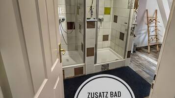 Dusche, kostenlose Toilettenartikel, Haartrockner, Handtücher