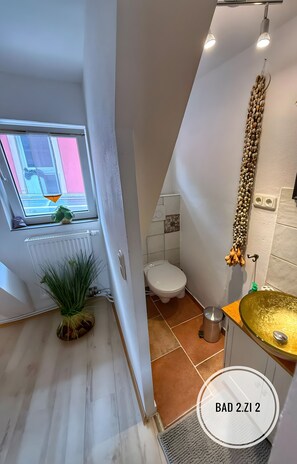 Shower, hair dryer, towels - Holiday Apartment No. 8 with Shared Garden and Wi-Fi (Burghaslach)