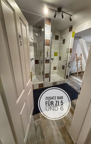 Shower, free toiletries, hair dryer, towels - Holiday Apartment No. 8 with Shared Garden and Wi-Fi (Burghaslach)