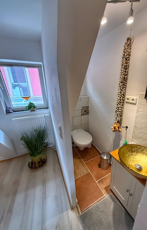 Shower, free toiletries, hair dryer, towels - Holiday Apartment No. 8 with Shared Garden and Wi-Fi (Burghaslach)