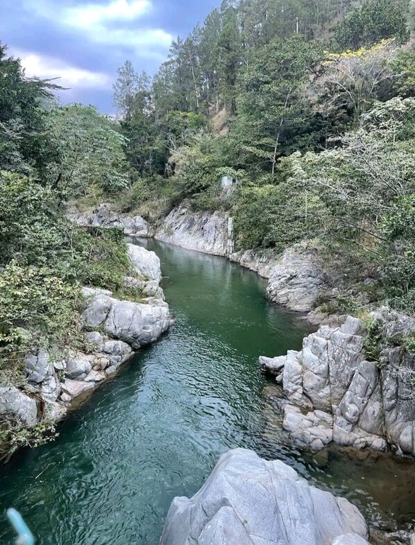 15 座室外游泳池