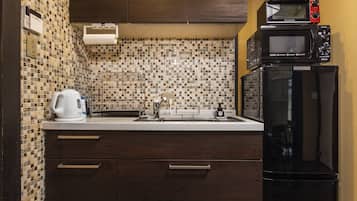 City Townhome | Private kitchen | Full-size fridge, microwave, stovetop, electric kettle