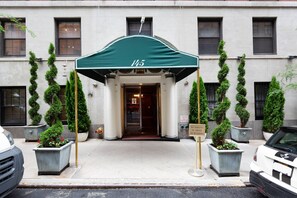 Exterior detail - Sleek Midtown 1BR w/ Doorman, near Central Park, by Blueground (Midtown)