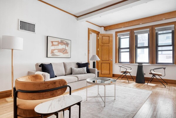 TV, stereo - Sleek Midtown 1BR w/ Doorman, near Central Park, by Blueground (Midtown)