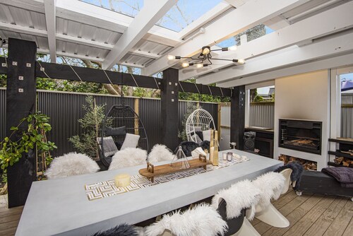 Stylish Waterfront Studio Sanctuary!