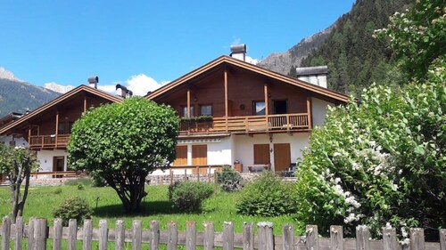 Appartamento Bucaneve with Lake View, Balcony & Wi-Fi