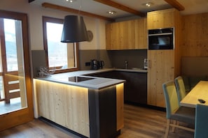 Kühlschrank, Ofen, Herdplatte, Geschirrspüler