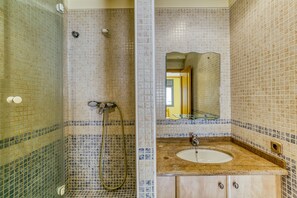 Douche, serviettes fournies