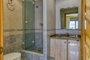 Shower, towels