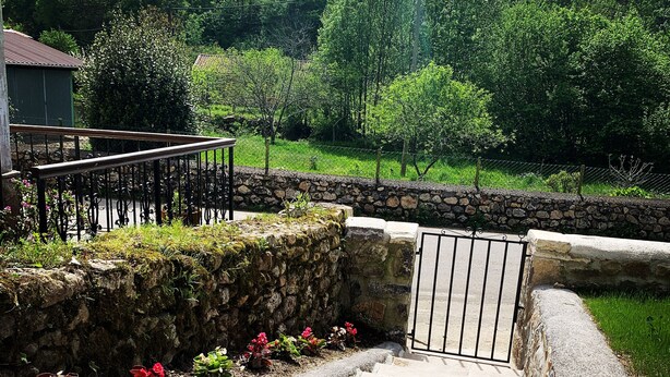 A stone staircase leading to a gated entrance with a stone wall and a metal gate. - Impeccable 3-Bed House in Cangas de Onis (Cangas de Onis)