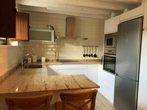 Fridge, microwave, oven, stovetop - Impeccable 3-Bed House in Cangas de Onis (Cangas de Onis)