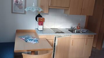 Kühlschrank, Mikrowelle, Herdplatte, Geschirrspüler