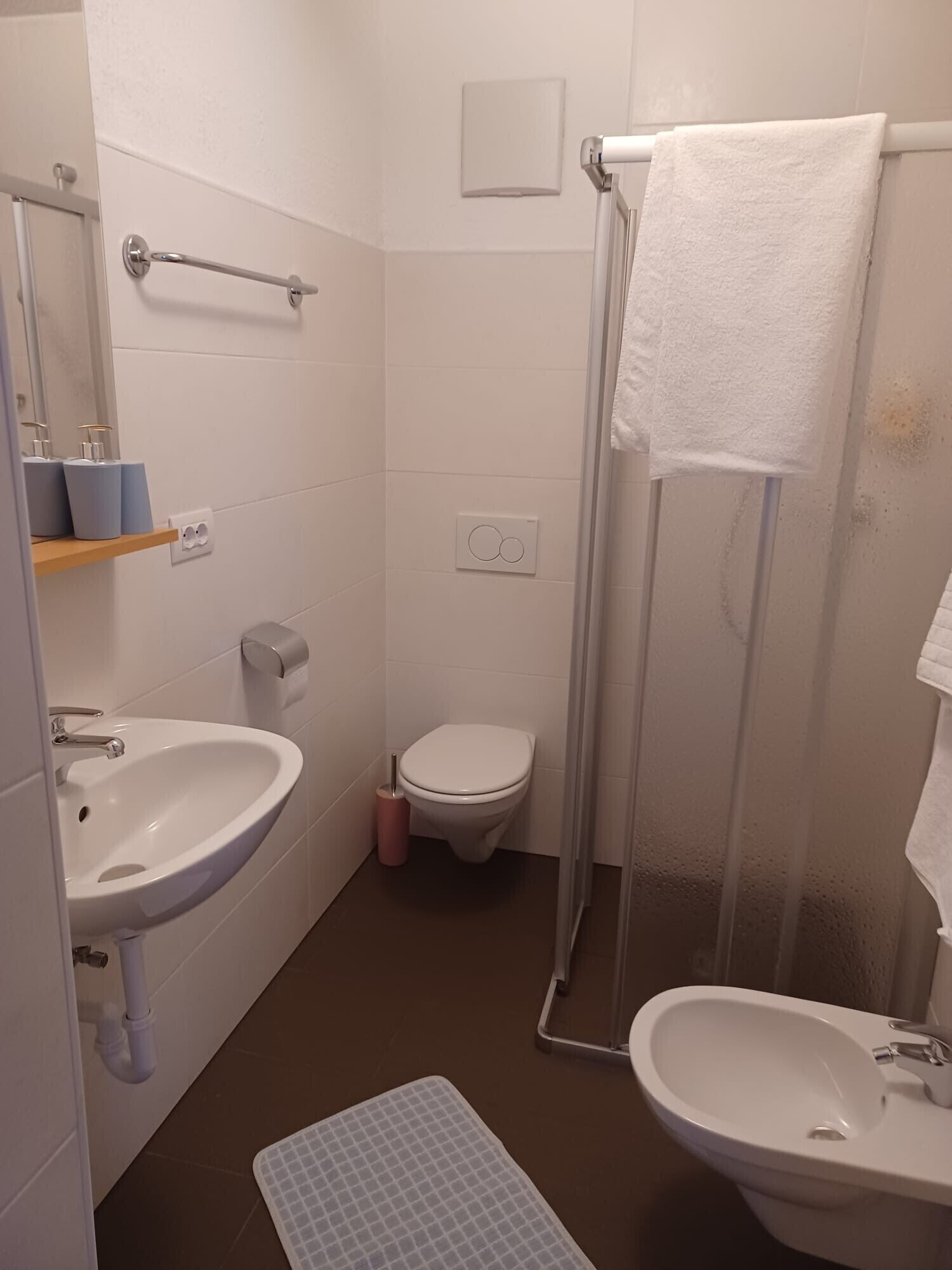 Dusch, hårtork och handdukar