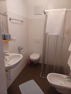 Shower, hair dryer, towels - Apartment 'Sonne Nr. 14' with Mountain View, Garden & Wi-Fi (VALLE AURINA)