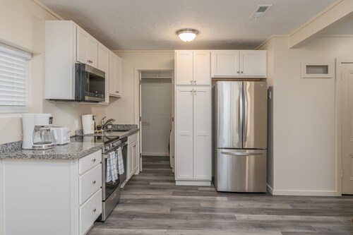 Cheerful 1-Bedroom with free parking