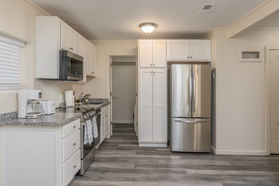 Cheerful 1-Bedroom with free parking