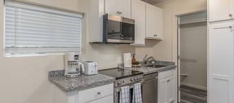 Cheerful 1-Bedroom with free parking