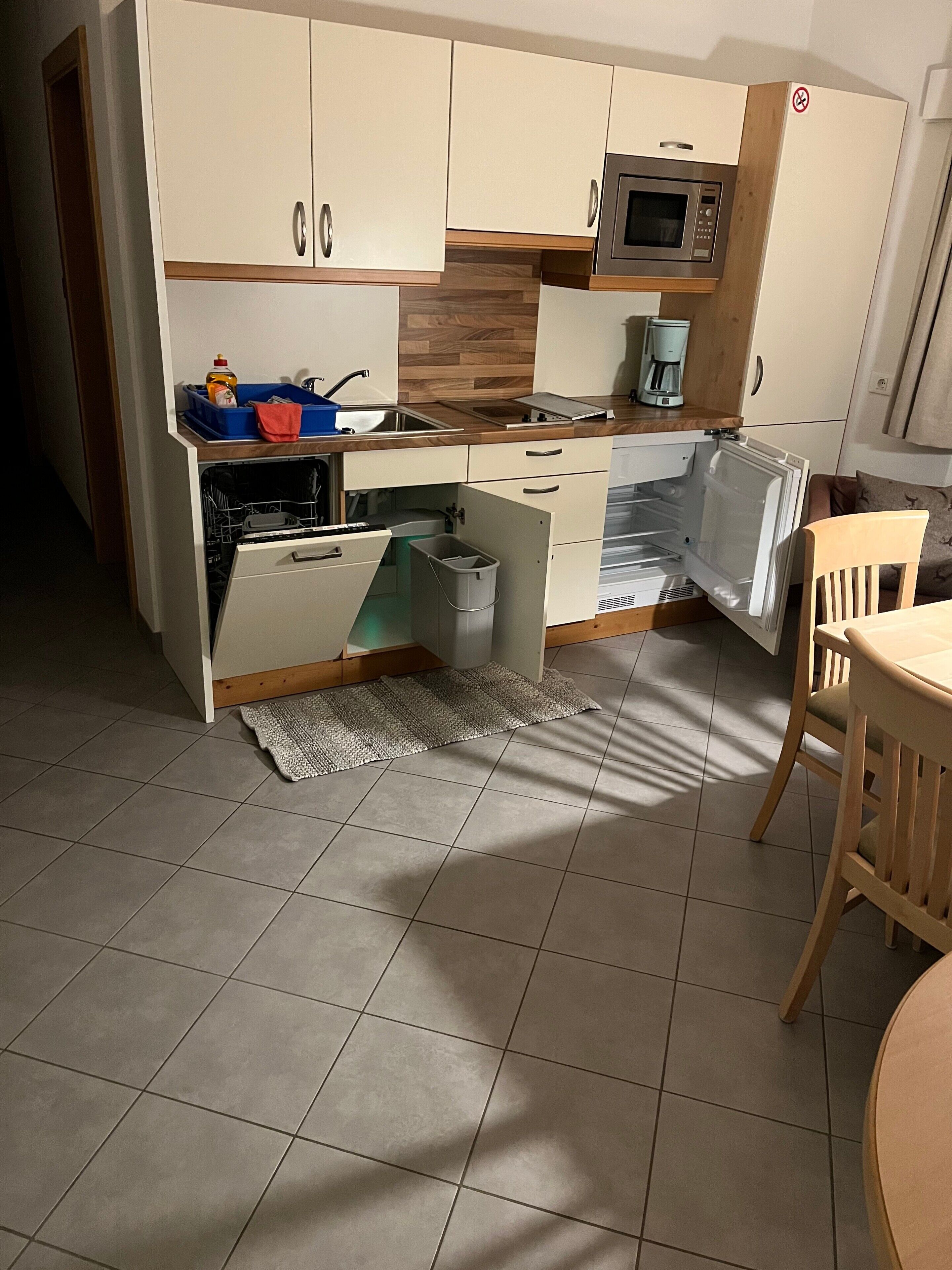 Kühlschrank, Mikrowelle, Herdplatte, Geschirrspüler