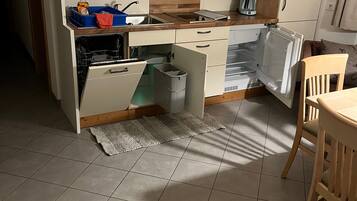 Kühlschrank, Mikrowelle, Herdplatte, Geschirrspüler