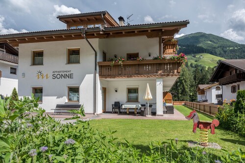 Appartement Sonne Nr. 18 avec vue sur les montagnes, jardin et Wi-Fi.