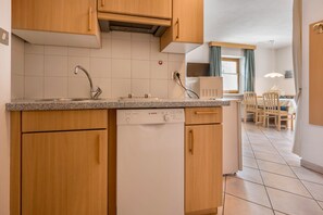Køleskab, mikrobølgeovn, kogeplade, opvaskemaskine