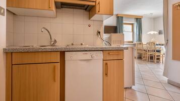 Fridge, microwave, stovetop, dishwasher