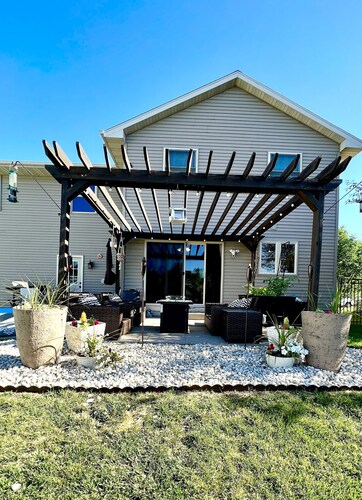 Cozy Home a few miles away from EAA & Sea Plane Base