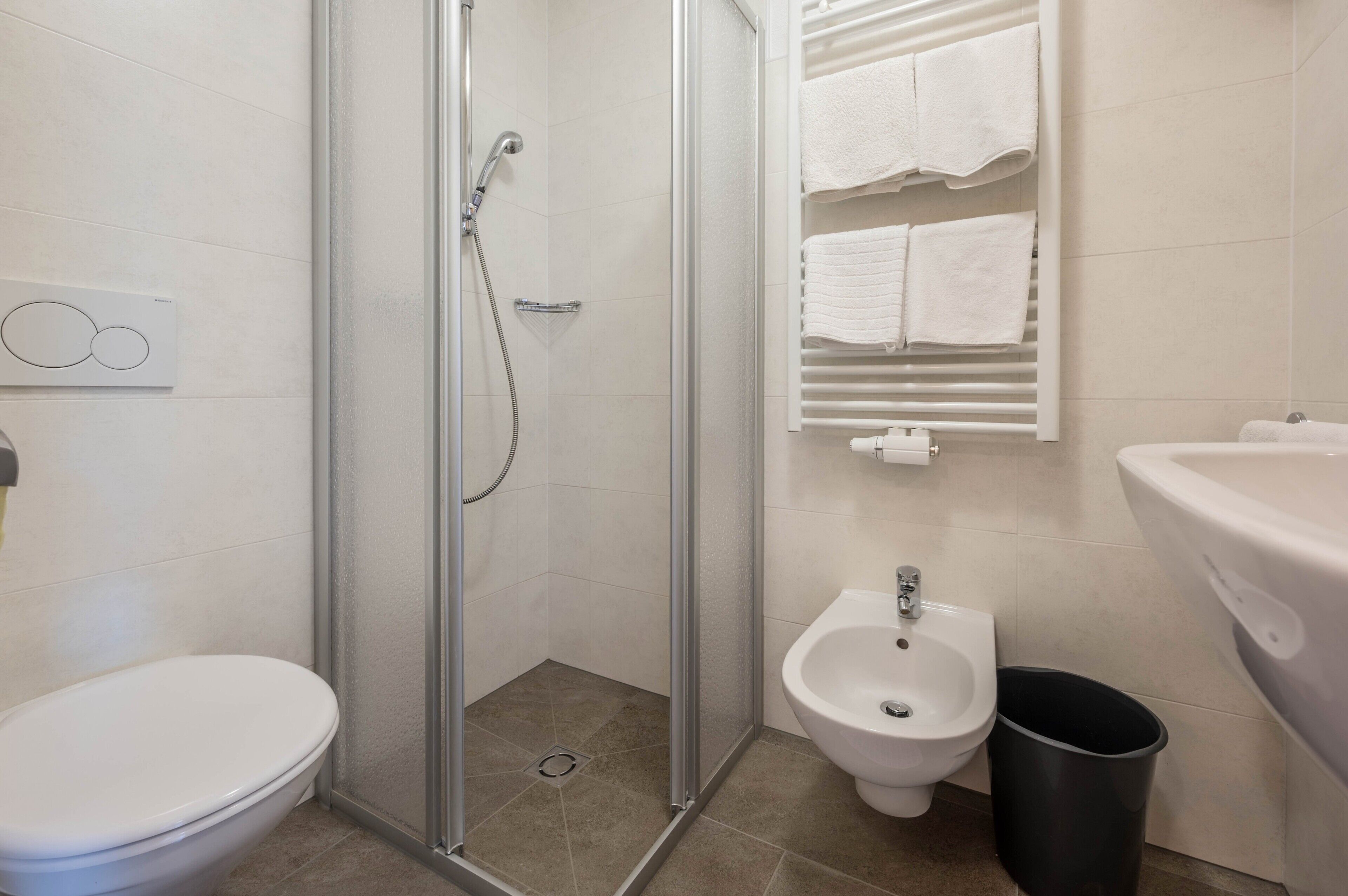 Een douche, een haardroger, handdoeken