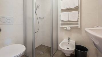 Een douche, een haardroger, handdoeken