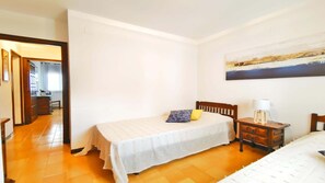 3 chambres, fer et planche à repasser