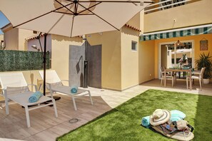 Outdoor dining - Holiday Villa 'Bungalow Sonemar Sunshine' with Sea View & Shared Pool (Maspalomas)