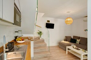 Een televisie en een tafeltennistafel