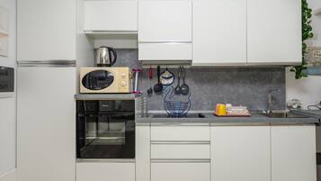 Kühlschrank, Mikrowelle, Ofen, Herdplatte