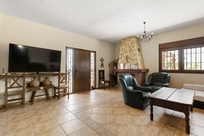 TV, fireplace - Holiday Home 'El Desafío De Las Águilas' with Lake View, Wi-Fi and Air Conditioning (Almogía)