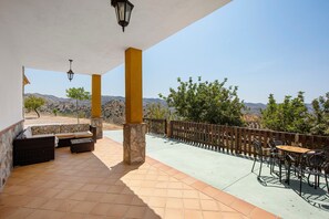 Outdoor dining - Holiday Home 'El Desafío De Las Águilas' with Lake View, Wi-Fi and Air Conditioning (Almogía)