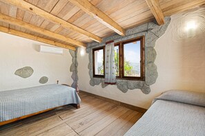 5 bedrooms, iron/ironing board, free WiFi, bed sheets - Holiday Home 'El Desafío De Las Águilas' with Lake View, Wi-Fi and Air Conditioning (Almogía)