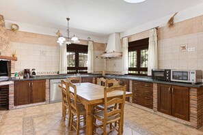 Fridge, microwave, oven, stovetop - Holiday Home 'El Desafío De Las Águilas' with Lake View, Wi-Fi and Air Conditioning (Almogía)