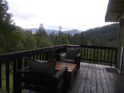 Delightful off grid studio with beautiful mountain views