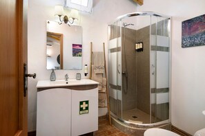 Bathtub, hair dryer, towels - Holiday Home "Quinta do Silêncio T4" with Mountain View, Shared Pool & Wi-Fi (Tavira)