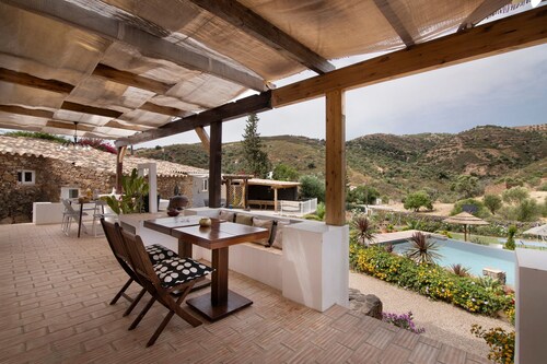 Ferienhaus 'Silêncio' mit Bergblick, WLAN und Klimaanlage