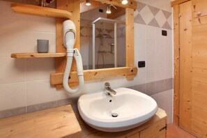 Dusche, Haartrockner, Handtücher
