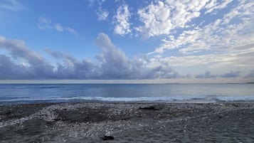 Vlak bij het strand, ligstoelen aan het strand, strandlakens