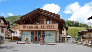 Ein Holzgebäude mit einem Schild, auf dem 'Punto Point' steht.