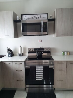 Kühlschrank, Mikrowelle, Ofen, Herdplatte