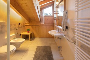 Shower, hair dryer, towels - Holiday Apartment 'Baita Dei Ski App 6' near Slopes with 2 Balconies & Wi-Fi (livigno)