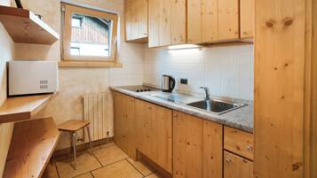 Kühlschrank, Mikrowelle, Herdplatte, Geschirrspüler