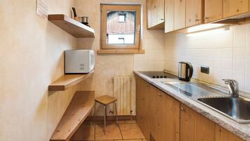 Kühlschrank, Mikrowelle, Herdplatte, Geschirrspüler