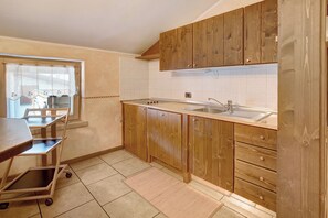 Réfrigérateur, micro-ondes, plaque de cuisson, lave-vaisselle