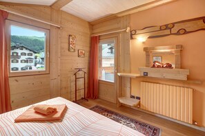 2 bedrooms, free WiFi, bed sheets - Holiday Apartment 'Baita Dei Ski Casina' near Slopes with Balcony & Wi-Fi (livigno)