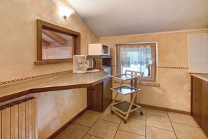 Kühlschrank, Mikrowelle, Herdplatte, Geschirrspüler